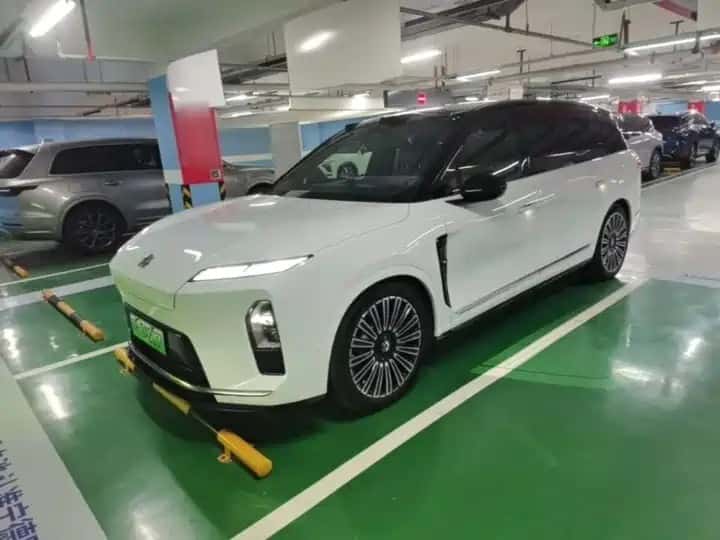 NIO ES8 2025