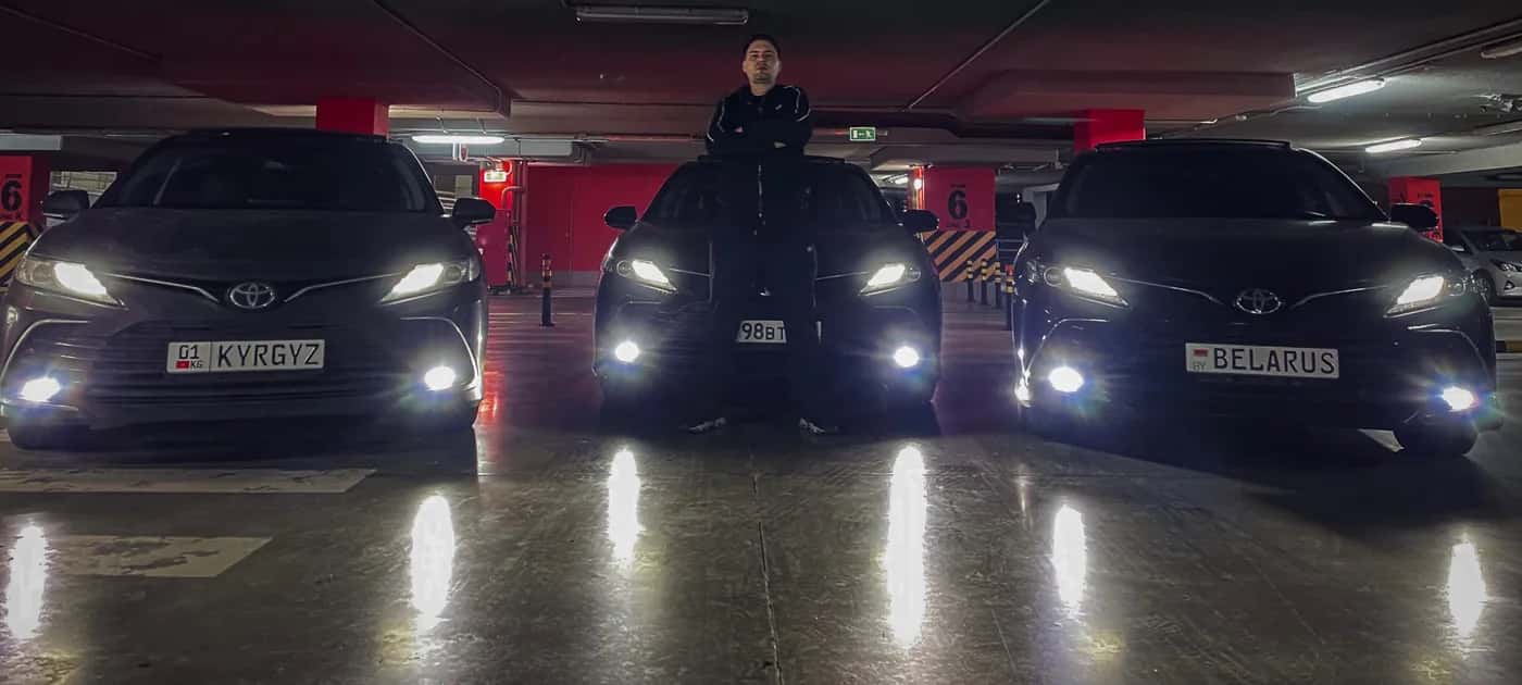 Никита Беликов рядом с автомобилями CarFire77